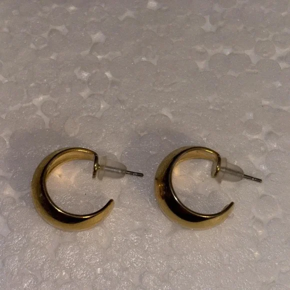 Monet Gold Tone Chunky Hoop Earrings Classy Modest Old Money 1/2" - Picture 3 of 5